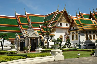 Wat Phra Sri Rattana Satsadaram veya Wat Phra Kaew veya Zümrüt Buddha Tapınağı Tayland 'ın en popüler turizm merkezlerinden biridir..