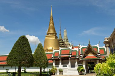 Wat Phra Sri Rattana Satsadaram, bilinen adıyla Wat Phra Kaew, turistlerin ziyaret edip hürmet ettikleri en popüler tapınaktır..