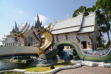 Wat Nong Jab Tao güzel beyaz papaz salonu olan bir tapınaktır. Çevresindeki güzel Naga heykelleri ile göze çarpıyor. Tayland 'ın Chon Buri eyaletinde yer almaktadır..