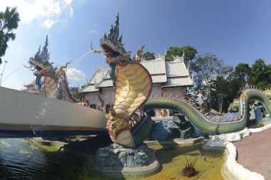 Wat Nong Jab Tao güzel beyaz papaz salonu olan bir tapınaktır. Çevresindeki güzel Naga heykelleri ile göze çarpıyor. Tayland 'ın Chon Buri eyaletinde yer almaktadır..