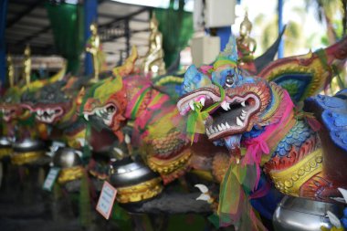 Kaplumbağa heykelleri insanların Nong Jab Tao Tapınağı 'nda ibadet etmeleri için dizilmiştir. Güzel beyaz papaz salonu olan bir tapınak. Çevresindeki güzel Naga heykelleri ile göze çarpıyor. Tayland 'ın Chon Buri şehrinde..