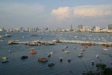 CHON BURI, THAILAND - 6 Nisan 2025: feribot iskelesinde durdu, Pattaya şehir merkezini bağlamak için ana ulaşım, şimdi Pattaya Körfezi 'nde ünlü bir yer turisti.