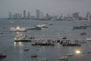 CHON BURI, THAILAND - 6 Nisan 2025: feribot iskelesinde durdu, Pattaya şehir merkezini bağlamak için ana ulaşım, şimdi Pattaya Körfezi 'nde ünlü bir yer turisti.