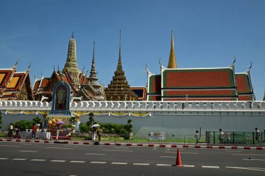BANGKOK, THAILAND - 20 Nisan 2025: Wat Phra Sri Rattana Satsadaram 'da, bilinen adıyla Wat Phra Kaew, turistlerin ziyaret edip hürmet ettikleri en popüler tapınaktır..