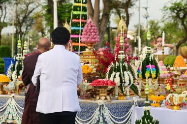 BANGKOK, THAILAND - 21 Nisan 2025: İnsanlar Sanam Luang Park 'ta elma, portakal, ananas, elma, üzüm, tramvay, tatlı, pirinç keki, çiçek, Thokkathan-Ana Toprak' ın saçını sıkarak sunduğu yemekler için tapınıyorlar..