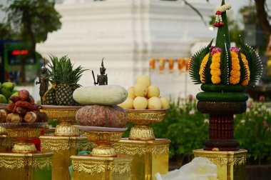 BANGKOK, THAILAND - 21 Nisan 2025: Elma, portakal, ananas, elma, üzüm, tramvay, tatlı, yapışkan pirinç keki, çiçek, Thokkathan-Mother Earth 'ün saçlarını sıkması için sunulan yemekler.