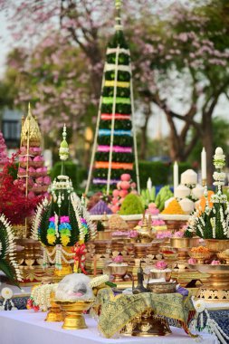 BANGKOK, THAILAND - 21 Nisan 2025: Elma, portakal, ananas, elma, üzüm, tramvay, tatlı, yapışkan pirinç keki, çiçek, Thokkathan-Mother Earth 'ün saçlarını sıkması için sunulan yemekler.