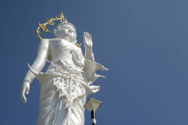 Phra Phutthaphon Sri Asvamuni, Wat Nong Jab Tao 'da kutsanmış 28 metre yüksekliğindeki Buda heykeli güzel beyaz bir tapınak. Çevresindeki güzel Naga heykelleri ile göze çarpıyor..
