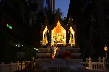Thao Ammarinthrathirat Anıtı, Dharma 'nın koruyucusu ya da iyiliği olarak kabul edilir. Görevi ahlaklı olanları korumak ve dünyayı kötülükten korumaktır. Amarin Plaza alışveriş merkezinin önünde kutsanmıştır. Tayland 'da Bangkok.