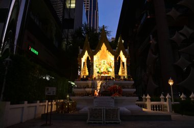 Thao Ammarinthrathirat Anıtı, Dharma 'nın koruyucusu ya da iyiliği olarak kabul edilir. Görevi ahlaklı olanları korumak ve dünyayı kötülükten korumaktır. Amarin Plaza alışveriş merkezinin önünde kutsanmıştır. Tayland 'da Bangkok.