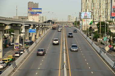 BANGKOK, THAILAND - 4 Mayıs 2025: Chaeng Watthana Yolu 'nda tren raylarında, güzel şehirde, Bangkok, Tayland' daki insanların yaşam tarzıyla trafik.