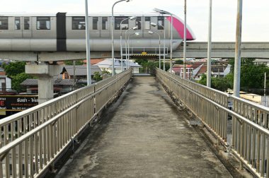BANGKOK, THAILAND - 4 Mayıs 2025: Yatay Ayağı Köprüsü Geçidi. Tayland 'ın başkenti Bangkok' ta sessiz bir yaya yolu ve tren yolu..