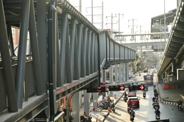 BANGKOK, THAILAND - 5 Mayıs 2025: Bangkapi Skywalk, BTS Skytrain istasyonunu alışveriş merkezine bağlıyor, güzel şehir, Bangkok, Tayland 'daki insanların yaşam tarzı.