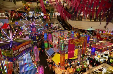 BANGKOK, THAILAND - 5 Mayıs 2025 Tayland 'daki eski bir tapınak lunaparkı, The Mall Bangkapi alışveriş merkezindeki bir serginin kopyası.