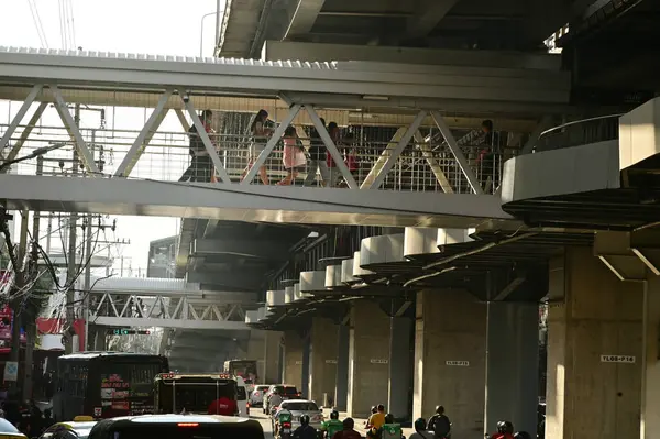 BANGKOK, THAILAND - 5 Mayıs 2025: Bangkapi Skywalk, BTS Skytrain istasyonunu alışveriş merkezine bağlıyor, güzel şehir, Bangkok, Tayland 'daki insanların yaşam tarzı.