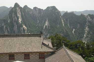 Canglong Tapınağı, Çin 'deki Huashan Dağı' nda bulunan bir Taoist tapınağıdır. Önemli bir dini mekan ve popüler bir turizm merkezi. Tapınak tarihi ve kültürel önemi ile ünlüdür.. 