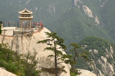 Huashan Dağı 'nın zirvelerini görmek için Doğu Tepesi' nden Chess Pavyonu Çin 'in en ünlü turistik yerlerinden biridir..