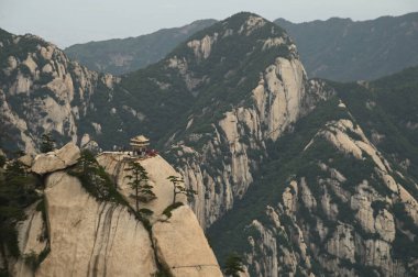 Huashan Dağı 'nın zirvelerini görmek için Doğu Tepesi' nden Chess Pavyonu Çin 'in en ünlü turistik yerlerinden biridir..