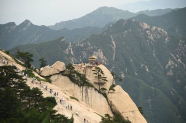 SHAANXI, Çin-Haziran 20.2023: Huashan Dağı 'nın zirvelerini görmek için Doğu Tepesi' nden Chess Pavilion 'a yürüyen kimliği belirsiz turistler Çin' in en ünlü turistik yerlerinden biri..