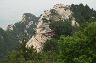Taoist tapınak, Çin 'in en ünlü turistik yerlerinden biri olan Huashan Dağı' nda yer almaktadır. Kaçırılmaması gereken aktivitelerden biri yürüyüş ve yürüyüş. Bu dağ, birçok tanrının olduğu kutsal bir dağdır..