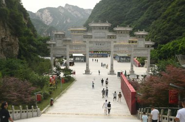 SHAANXI, ÇİN - 20 Haziran 2023: Huashan Dağı 'nın büyük giriş kapısı Çin' in en ünlü turistik yerlerinden biri ve yapılması gereken şeylerden biri de kaya tırmanışı ve yürüyüş..