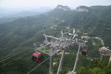 Çin 'in Henan Eyaleti' nin en güzel jeolojik parkı Yuntaishan Parkı 'nın tepesine gitmek için kullanılan kablo araçtır. Dünya 'nın ilk jeolojik miras bölgesi olarak listelenmiştir ve Çin' de 5A seviyesinde bir turistik merkezdir..