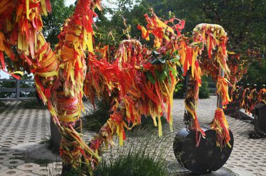 Yuntaishan Geopark 'taki Taoist tapınaklardaki sütunlara bağlı kırmızı kurdele veya bez tılsımlar Çin' in Henan eyaletindeki en güzel geopark 'tır..