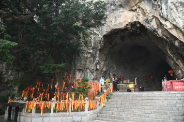 HENAN, Çin - 16 Haziran 2023: Yuntaishan Geopark 'taki bir Budist tapınağının yakınındaki bir mağaranın önündeki tanımlanamayan turistler, Çin' in Henan eyaletinin en güzel geopark 'ı.