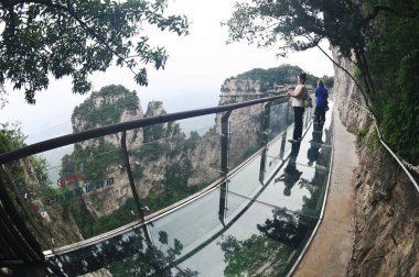 HENAN, Çin - 16 Haziran 2023: Tanımlanamayan turistler, Çin 'in Henan Eyaleti' ndeki en güzel jeolojik parktır. Dünyanın ilk jeolojik miras bölgesi olarak listelenmiştir..