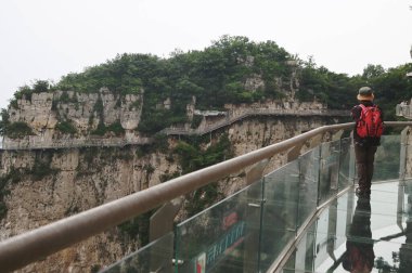 HENAN, Çin - 16 Haziran 2023: Tanımlanamayan turistler, Çin 'in Henan Eyaleti' ndeki en güzel jeolojik parktır. Dünyanın ilk jeolojik miras bölgesi olarak listelenmiştir..