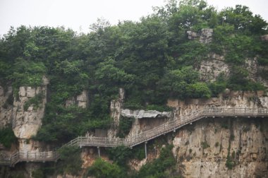 Yuntaishan Park 'taki uçurumun üzerindeki yürüyüş yolu Çin' in Henan Eyaleti 'ndeki en güzel jeolojik parktır. Dünya 'nın ilk jeolojik miras bölgesi olarak listelenmiştir ve Çin' de 5A seviyesinde bir turistik merkezdir..