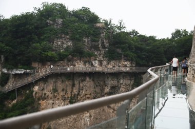 Henan, Çin - 16 Haziran 2023: Tanımlanamayan turistler Çin 'in Henan Eyaleti' ndeki en güzel jeolojik parktır. 16 Haziran 2023 'te ilk jeolojik miras bölgesi olarak listelenmiştir..