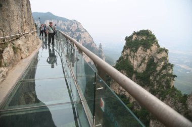 HENAN, Çin - 16 Haziran 2023: Tanımlanamayan turistler, Çin 'in Henan Eyaleti' ndeki en güzel jeolojik parktır. Dünyanın ilk jeolojik miras bölgesi olarak listelenmiştir..