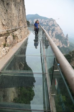 HENAN, Çin - 16 Haziran 2023: Tanımlanamayan turistler, Çin 'in Henan Eyaleti' ndeki en güzel jeolojik parktır. Dünyanın ilk jeolojik miras bölgesi olarak listelenmiştir..