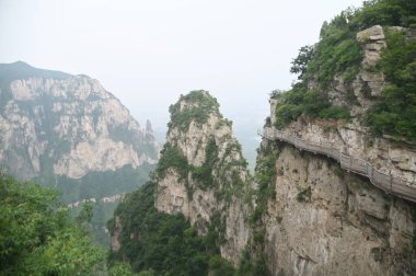 Yuntaishan Geopark 'ın çeşitli dağ zirveleri Çin' in Henan eyaletinin en güzel geoparıdır. Dünya 'nın ilk jeolojik miras bölgesi olarak listelenmiştir ve Çin' de 5A seviyesinde bir turistik merkezdir..