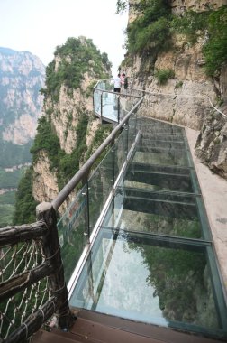 HENAN, Çin - 16 Haziran 2023: Tanımlanamayan turistler, Çin 'in Henan Eyaleti' ndeki en güzel jeolojik parktır. Dünyanın ilk jeolojik miras bölgesi olarak listelenmiştir..