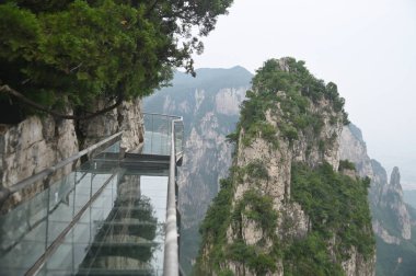 Yuntaishan Parkı 'ndaki cam gökyüzü yürüyüşü Çin' in Henan Eyaleti 'ndeki en güzel jeolojik parktır. Dünya 'nın ilk jeolojik miras bölgesi olarak listelenmiştir ve Çin' de 5A seviyesinde bir turistik merkezdir..