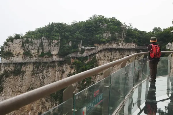 HENAN, Çin - 16 Haziran 2023: Tanımlanamayan turistler, Çin 'in Henan Eyaleti' ndeki en güzel jeolojik parktır. Dünyanın ilk jeolojik miras bölgesi olarak listelenmiştir..