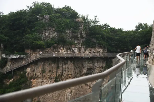 Henan, Çin - 16 Haziran 2023: Tanımlanamayan turistler Çin 'in Henan Eyaleti' ndeki en güzel jeolojik parktır. 16 Haziran 2023 'te ilk jeolojik miras bölgesi olarak listelenmiştir..