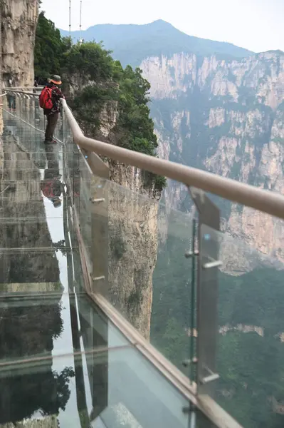 HENAN, Çin - 16 Haziran 2023: Tanımlanamayan turistler, Çin 'in Henan Eyaleti' ndeki en güzel jeolojik parktır. Dünyanın ilk jeolojik miras bölgesi olarak listelenmiştir..