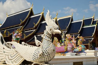Tayland edebiyatındaki hayvan heykelleri ve melekler Wat Den Sali Mueang Kaen tapınağındaki kilisenin önünü süsleyen Tayland sanatıdır. Tayland 'ın Cheng Mai şehrinde yer almaktadır..