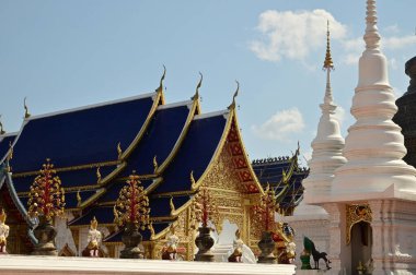 On İki Zodyak İşaretinin Büyük Stupa 'sı Wat Den Sali Mueang Kaen' deki Lanna stili ve kilisesindeki on iki burç işaretinin inançlarını yansıtır. Tayland 'ın Chiang Mai eyaletinde yer almaktadır..