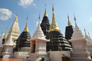 On İki Zodyak İşaretinin Büyük Stupa 'sı, Wat Den Sali Mueang Kaen' de Lanna stilindeki on iki burç işaretinin en güzel ve gerçekçi şeklini yansıtır. Tayland 'ın Cheng Mai şehrinde yer almaktadır..
