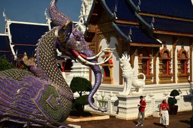 CHIANG MAI, THAILAND - 1 HAZİRAN 2025: Tayland edebiyatında tanımlanamayan turistler Wat Den Sali Mueang Kaen tapınağındaki kilisenin önünü süsleyen Tayland sanatıdır. 