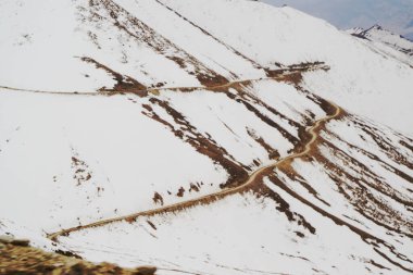 Khardung La Pass 'ın manzarası. Bu geçit Leh 'in kuzeyindeki Ladakh dağlarında yer almakta ve Indus ve Shyok nehir vadilerini birbirine bağlamaktadır..
