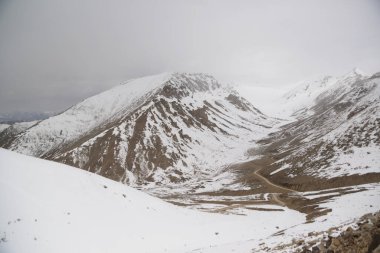 Khardung La Pass 'ın manzarası. Bu geçit Leh 'in kuzeyindeki Ladakh dağlarında yer almakta ve Indus ve Shyok nehir vadilerini birbirine bağlamaktadır..