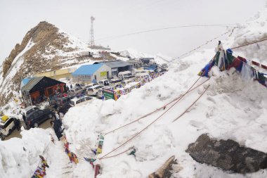 LEH, Hindistan - 16 Mayıs 2019 Khardung La 'nın en yüksek noktasında turist araçları kalabalıktır. Bu geçit Leh 'in kuzeyindeki Ladakh dağlarında yer almakta ve Indus ve Shyok nehir vadilerini birbirine bağlamaktadır..