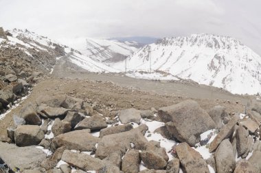 Khardung La Pass 'ın manzarası. Bu geçit Leh 'in kuzeyindeki Ladakh dağlarında yer almakta ve Indus ve Shyok nehir vadilerini birbirine bağlamaktadır..