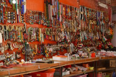 Leh, Hindistan - 14 Mayıs 2019: Leh Plaza 'daki hediyelik eşya dükkanları Leh şehrinin kalbinde yer almaktadır. Bu bölgede birçok dükkan, restoran ve otel var..  