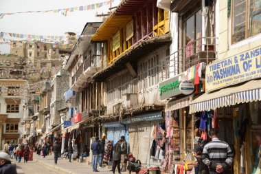 Leh Meydanı (d. 14 Mayıs 2019 - ö. Bu bölgede birçok dükkan, restoran ve otel var..